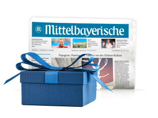 Printausgabe Mittelbayerische Zeitung mit einer blauen Geschenkschachtel im Vordergrund